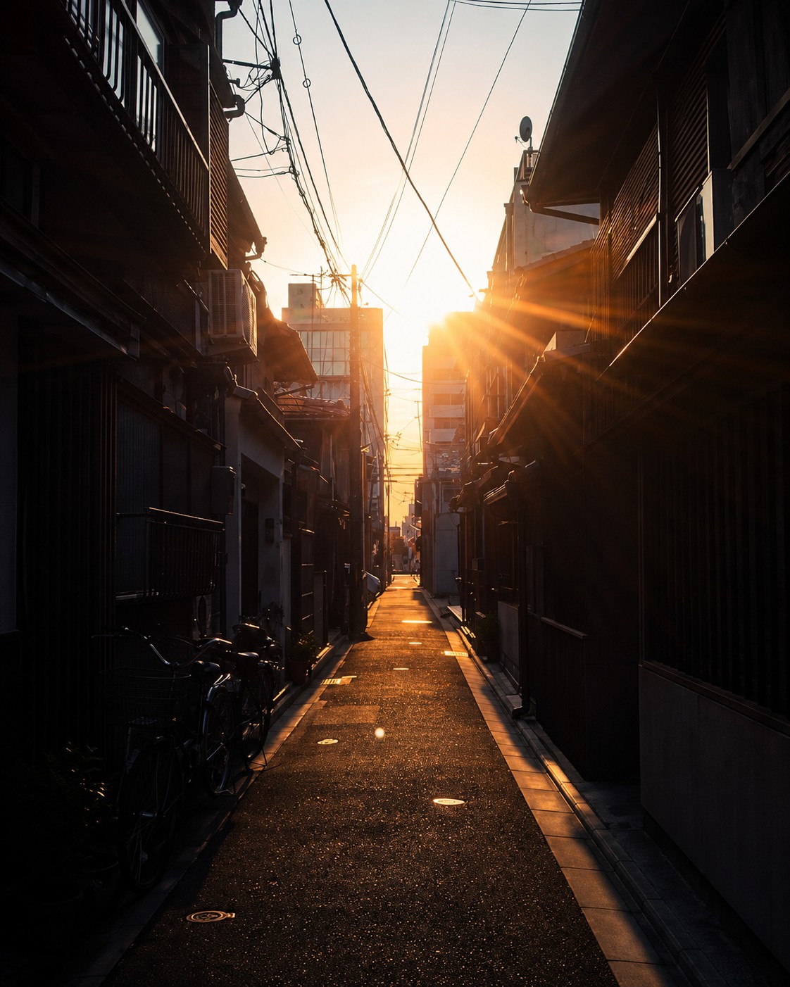 夕暮れの町家前小路地