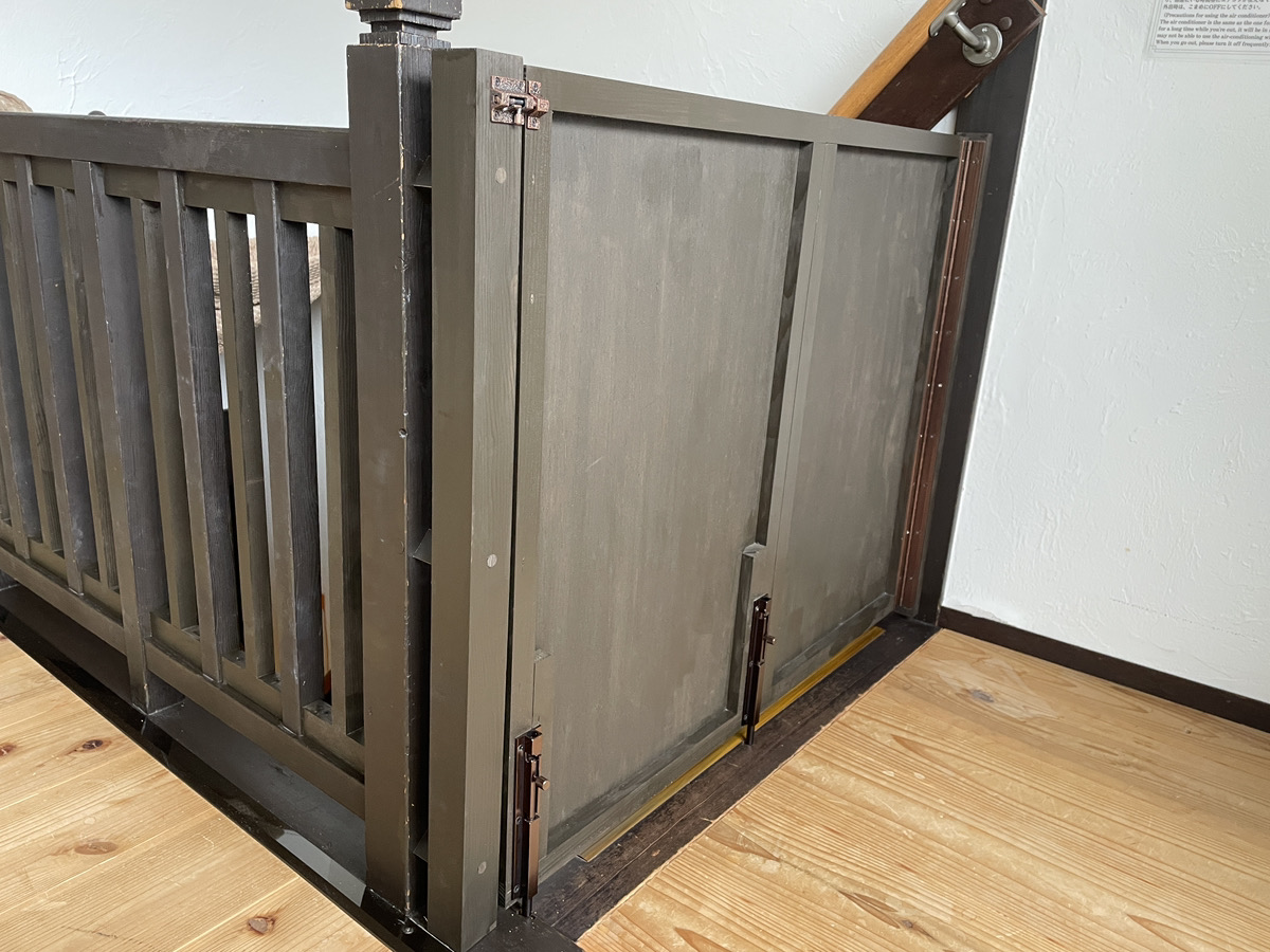 【お子様連れも安心】急な階段には特注のベビーゲートを設置