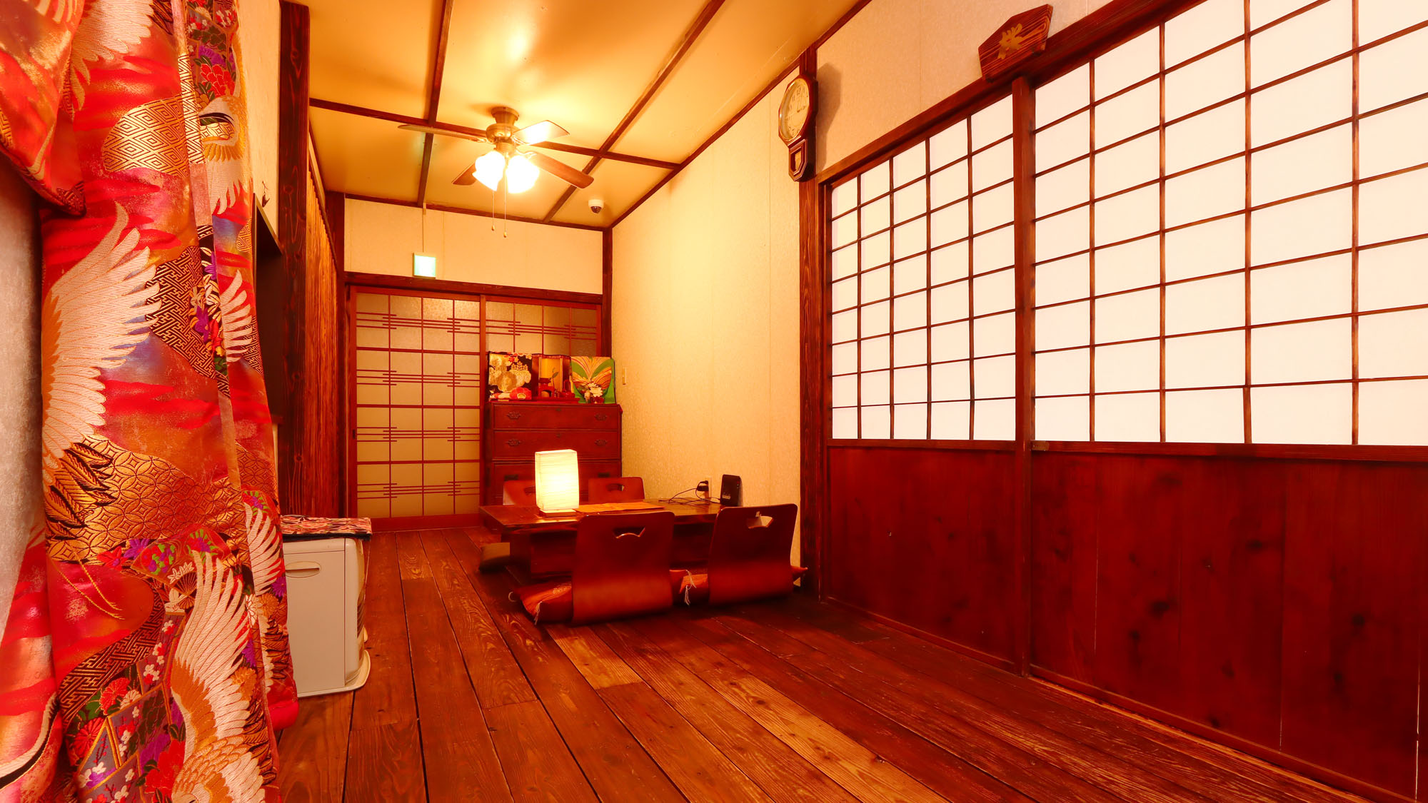 板間のスペースではゲームを楽しんだりゆっくりだらんと過ごすことができます。