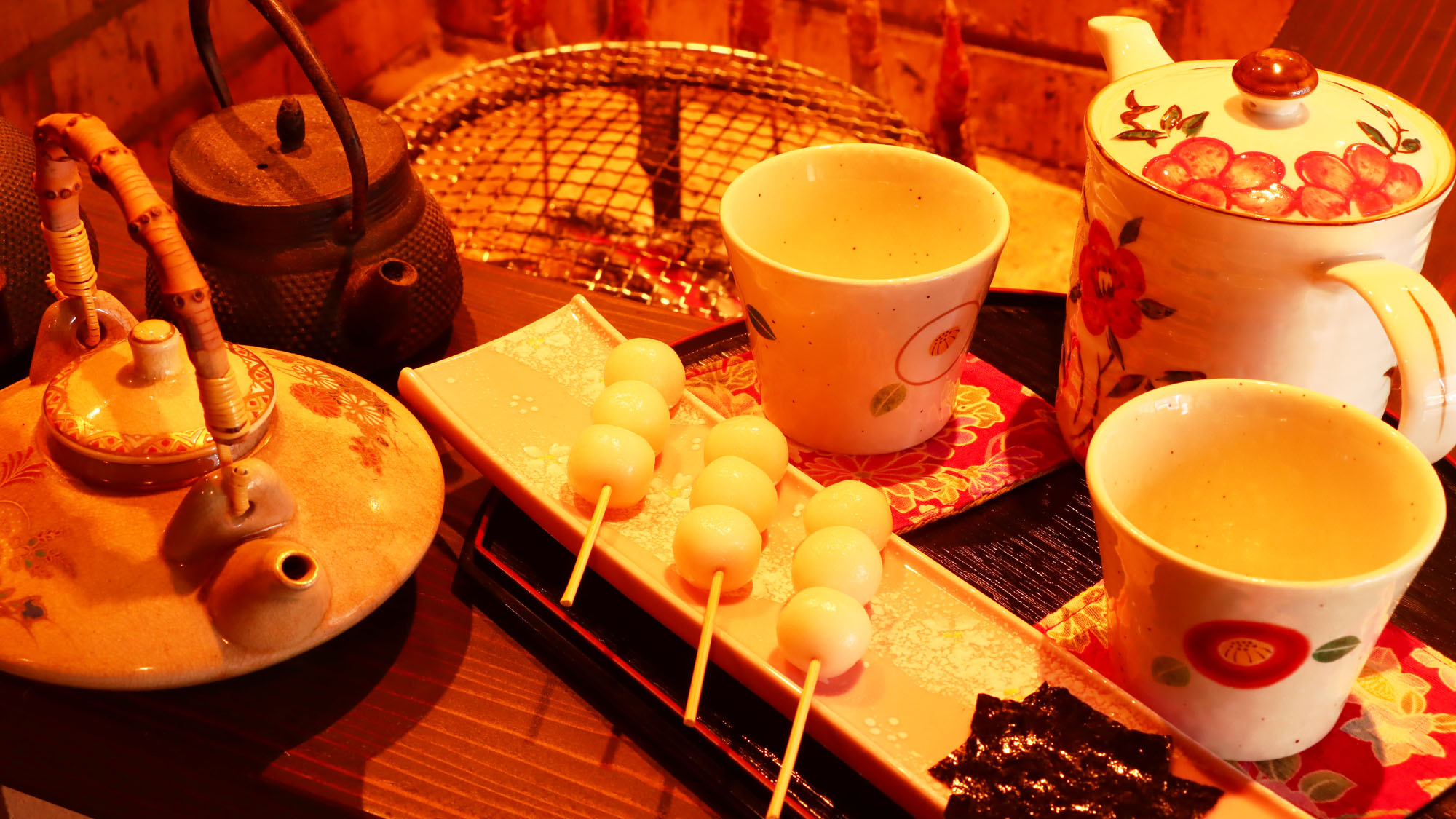 到着されたらまずはウェルカムドリンクを♪囲炉裏で焼き餅と一緒に♪