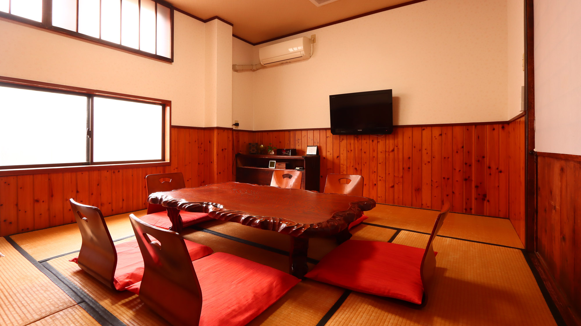 〇桜の間〇一棟貸しの寝室兼寛ぎ部屋です。お布団３枚でゆったりお休み頂けます♪