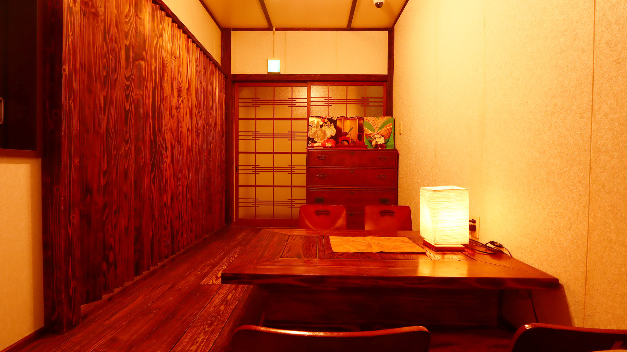 板間の机には皆で楽しめるボードゲームもご用意♪