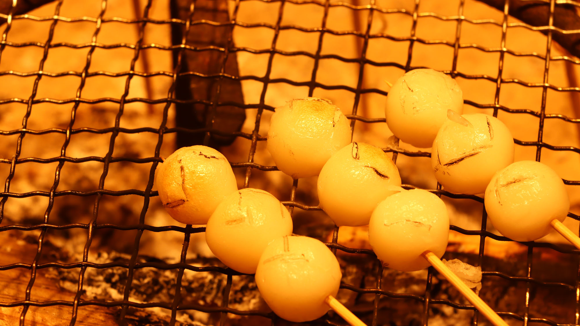 網の焼き目が付く頃合いがおいしい焼き加減です♪