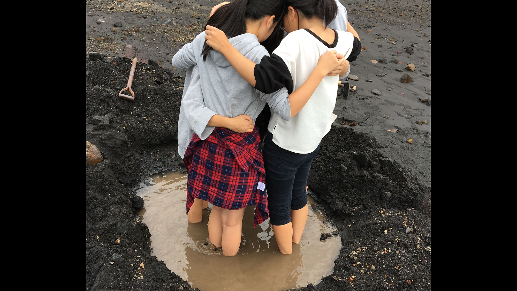 温泉を掘って自分達だけの足湯でほっこり♪