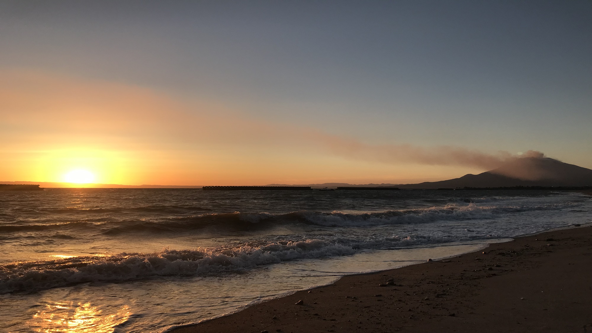 当館から徒歩1分！海岸での夕日です。天気のいい日は最高の夕日に出会えます！