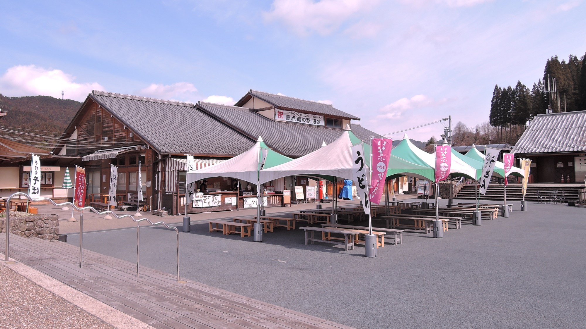 *「道の駅どんぐりの里いなぶ」。当館より車で5分