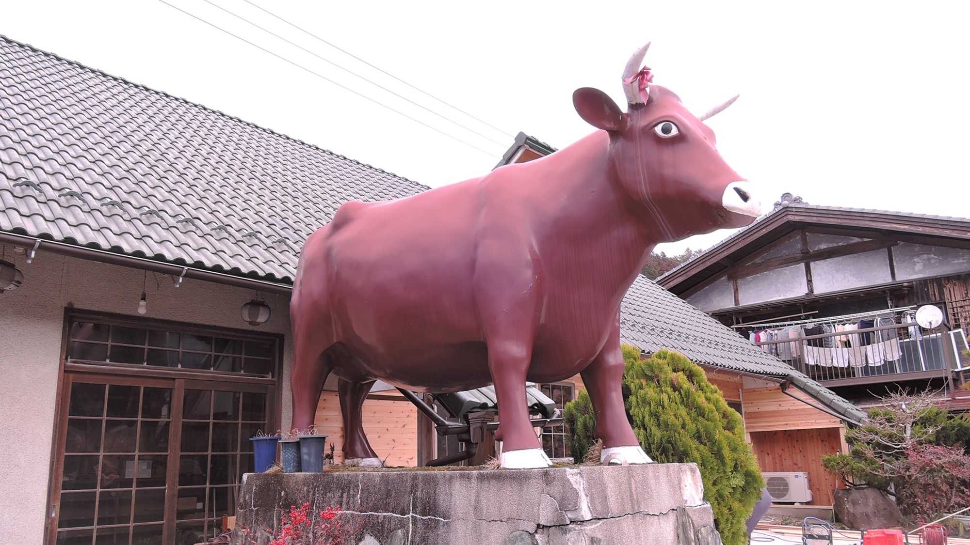 *大きな牛の像が当館の目印