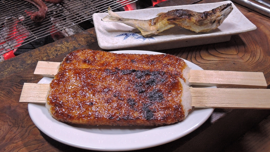 *五平餅や鮎の塩焼きなど地元の味覚に舌鼓