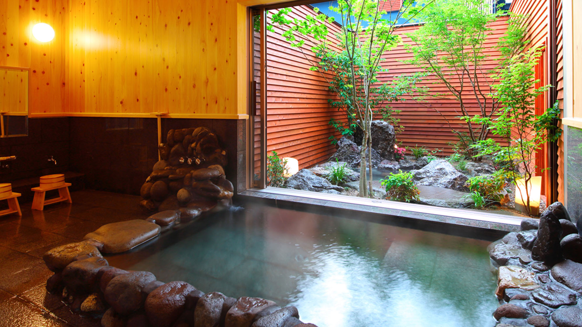 ・【匠(しょう)】檜壁、檜天井の心地よい香り溢れる内湯には個性豊かな石々で組まれた趣き深い岩風呂