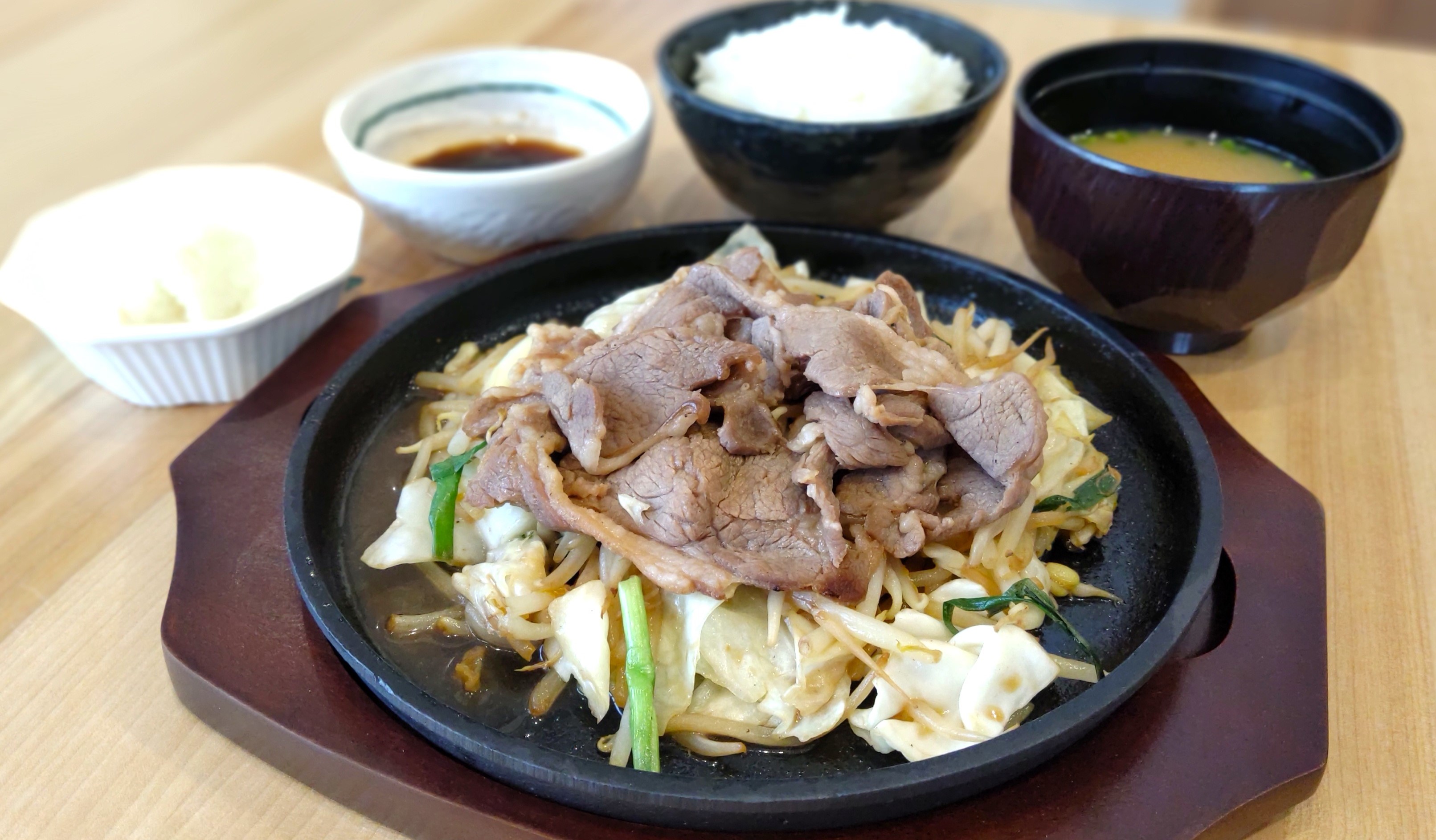 【ご夕食】ジンギスカン膳～やわらかな味付ジンギスカンを熱々の鉄板でご提供！ビールのお供にもピッタリ♪