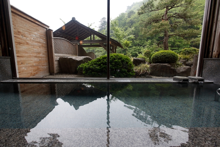 たいようの湯 たくさんの陽が入り、朝一のお風呂は格別です。