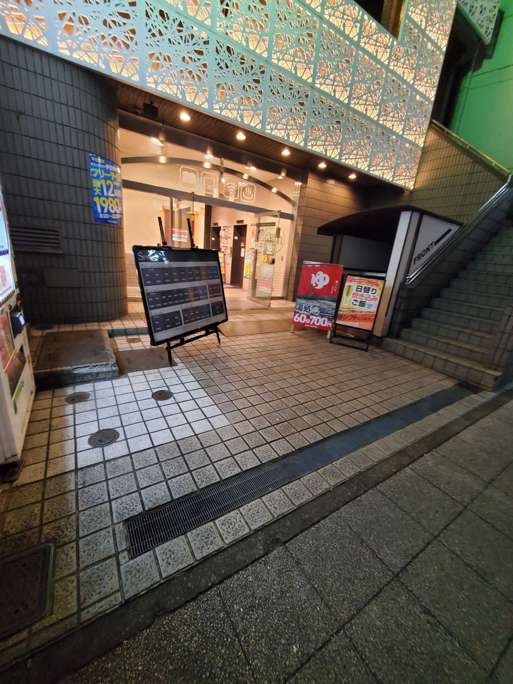 男性専用カプセル★カレー等のバイキングが無料♪大浴場完備