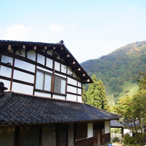 【外観】古い民家三軒分を移築した純日本旅館。