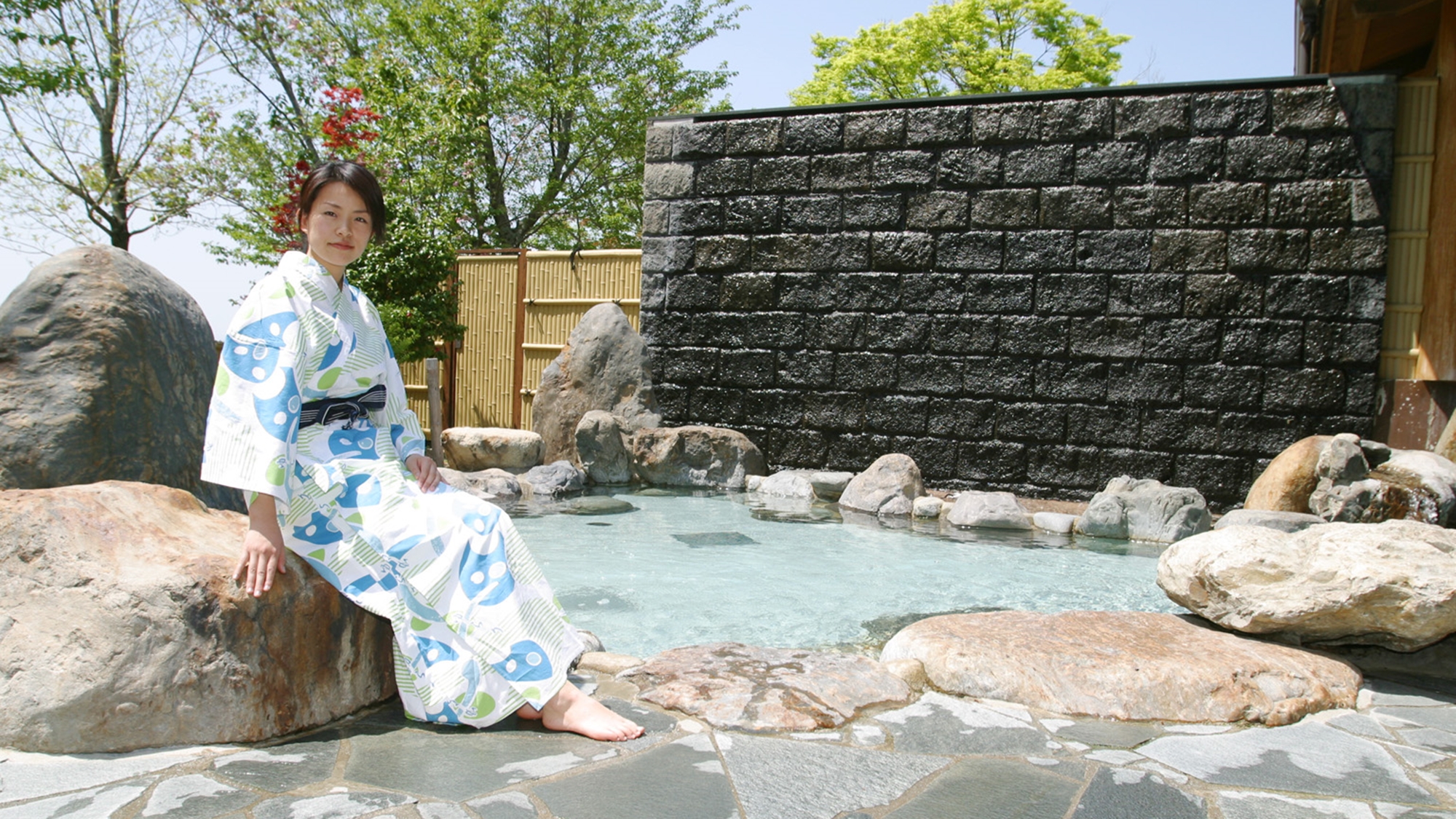 *【露天風呂】自慢の薬湯と自然に包まれた露天風呂。