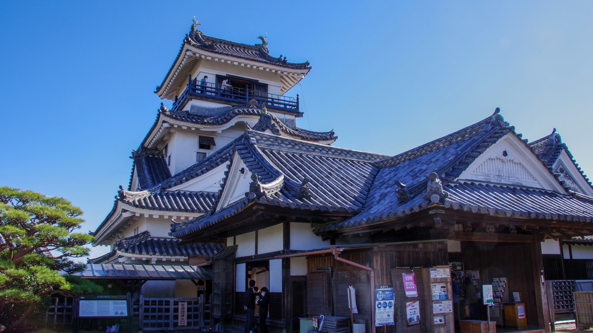 当ホテルから徒歩で約7分〈高知城〉