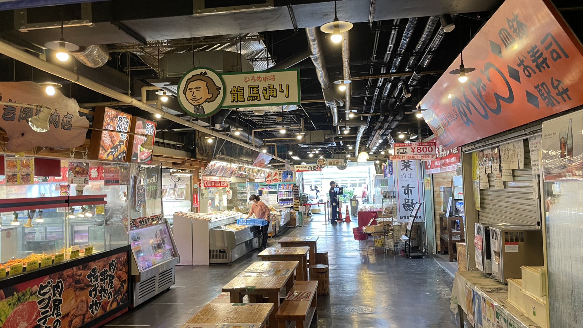 当ホテルから徒歩で約15分〈ひろめ市場〉