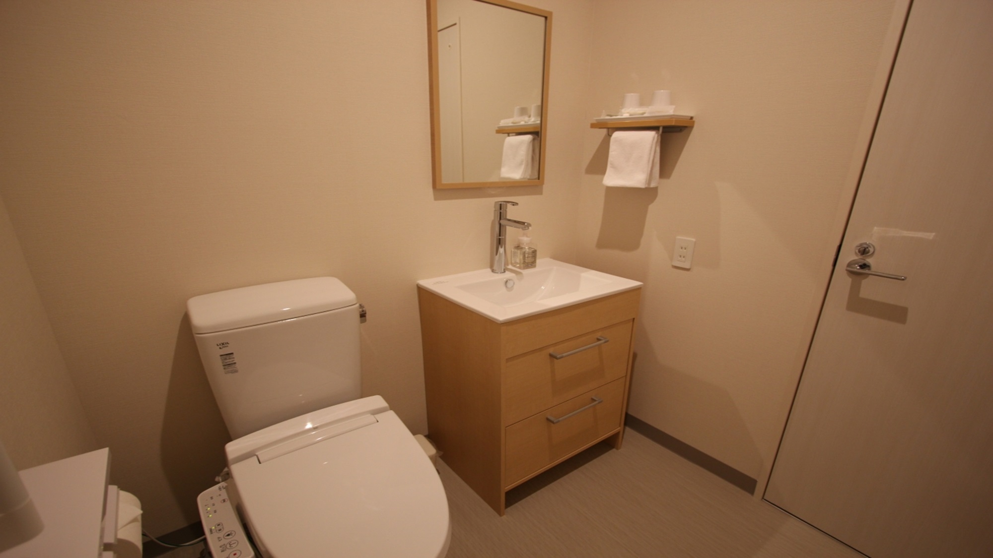 デラックスタイプのお部屋は独立型洗面台・トイレ完備