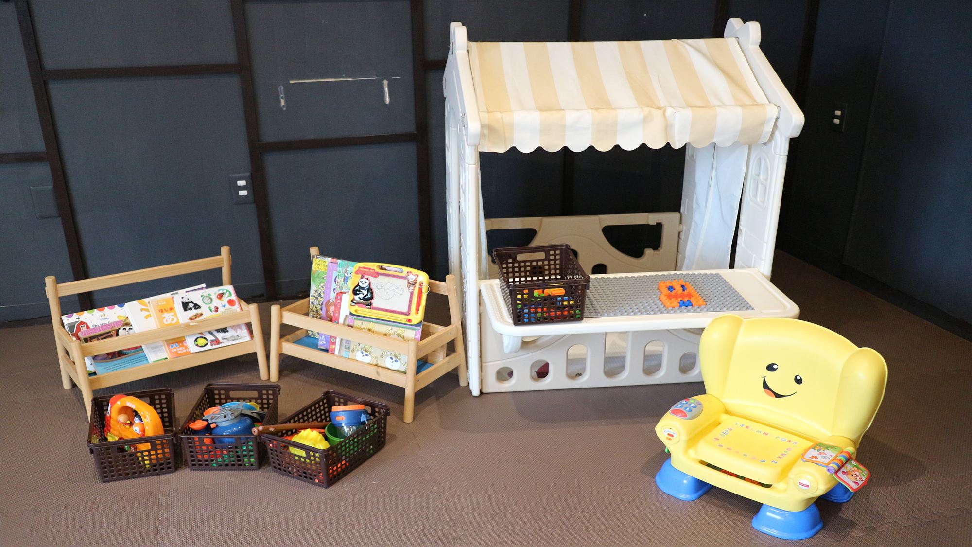 【館内施設】絵本とおもちゃがいっぱいのキッズスペース。