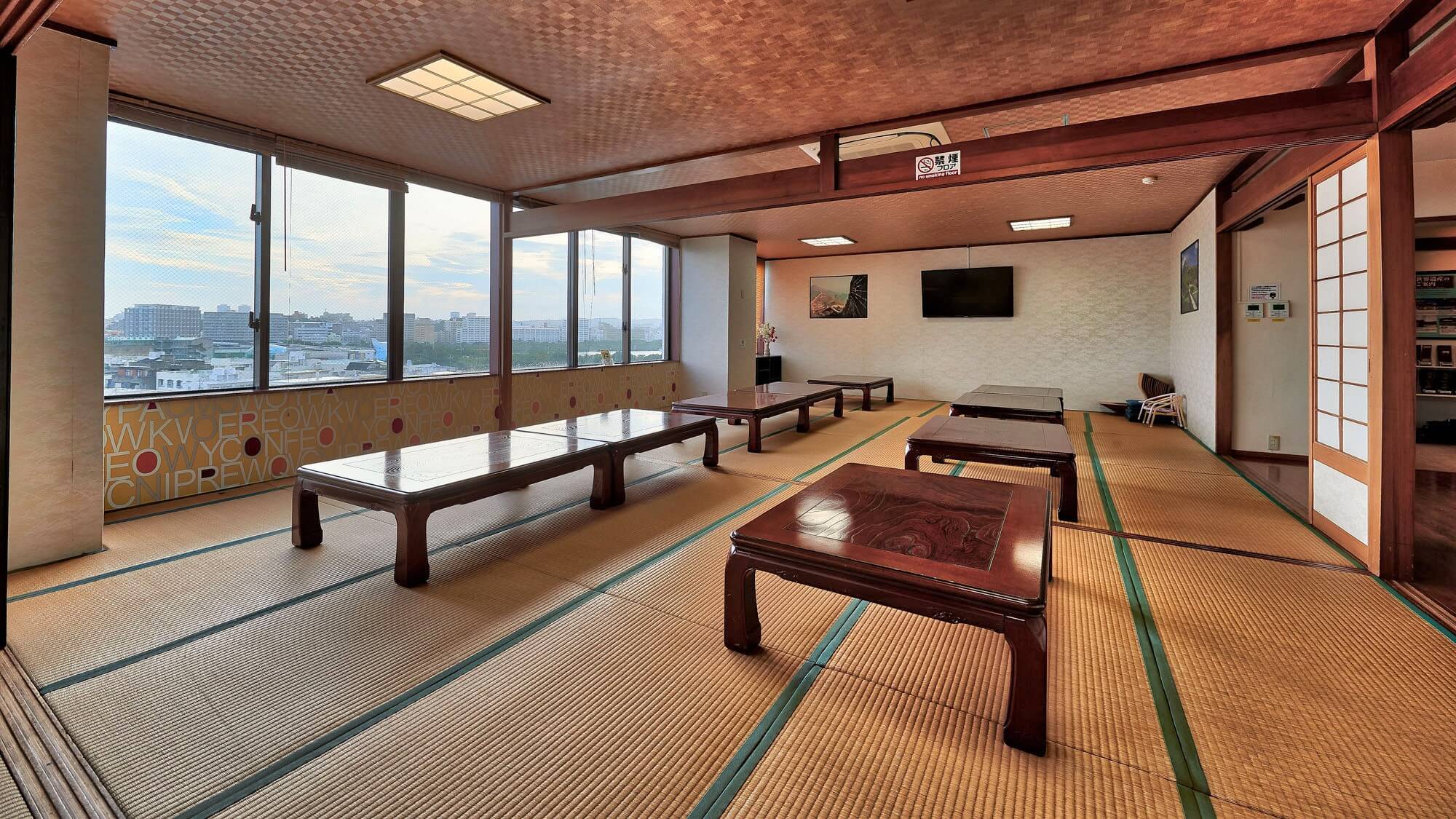 【館内施設】広々とした多目的ルーム。