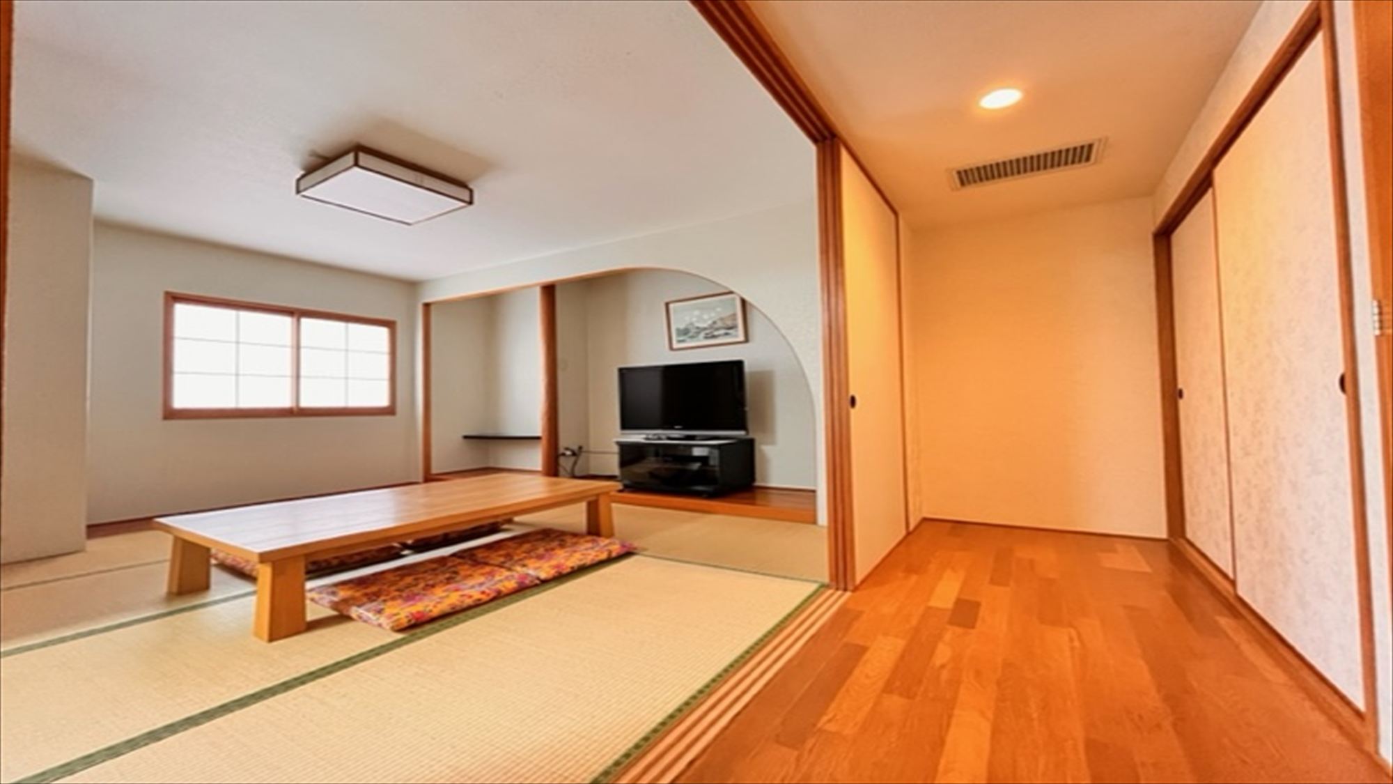 【和洋室】 110cm幅ベッド2台・布団3組完備。最大5名様でくつろげます。