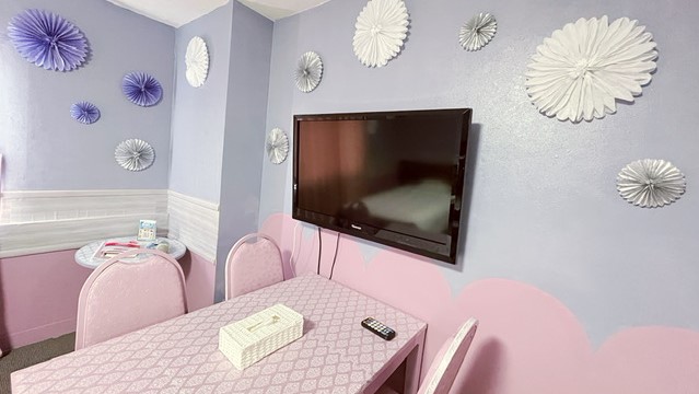 【フォースルーム】　ベッドとテーブルスペースを完備、快適な滞在に。