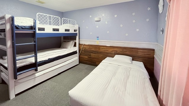 【フォースルーム】　広々とした空間で、ファミリーやグループに人気。