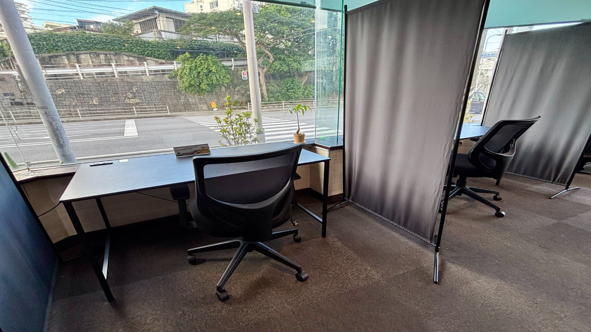 【ロビー】明るく落ち着いたワーキングスペース。コンセント完備で、時間を気にせず無料でご利用可能！