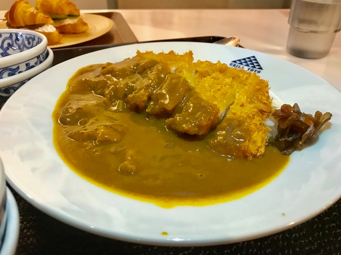 魚河岸食堂の朝食　カツカレー（東都グリル）