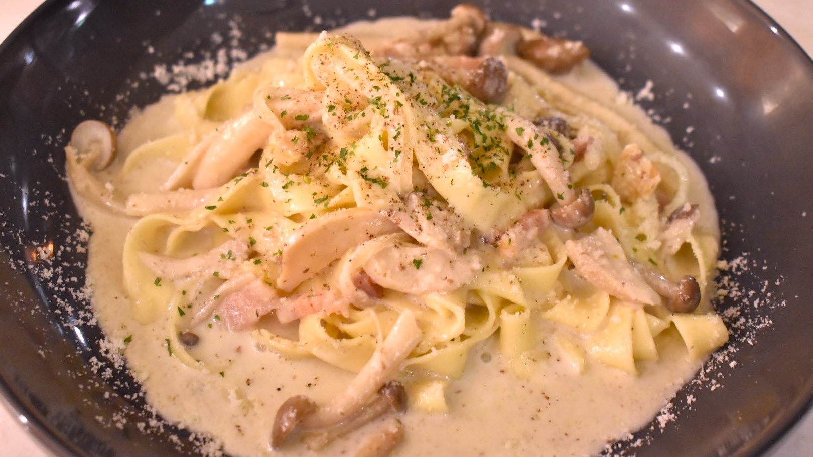 【ポンテヌオーヴォカフェ夕食】タリアテッレ　キノコとベーコンのクリームソース