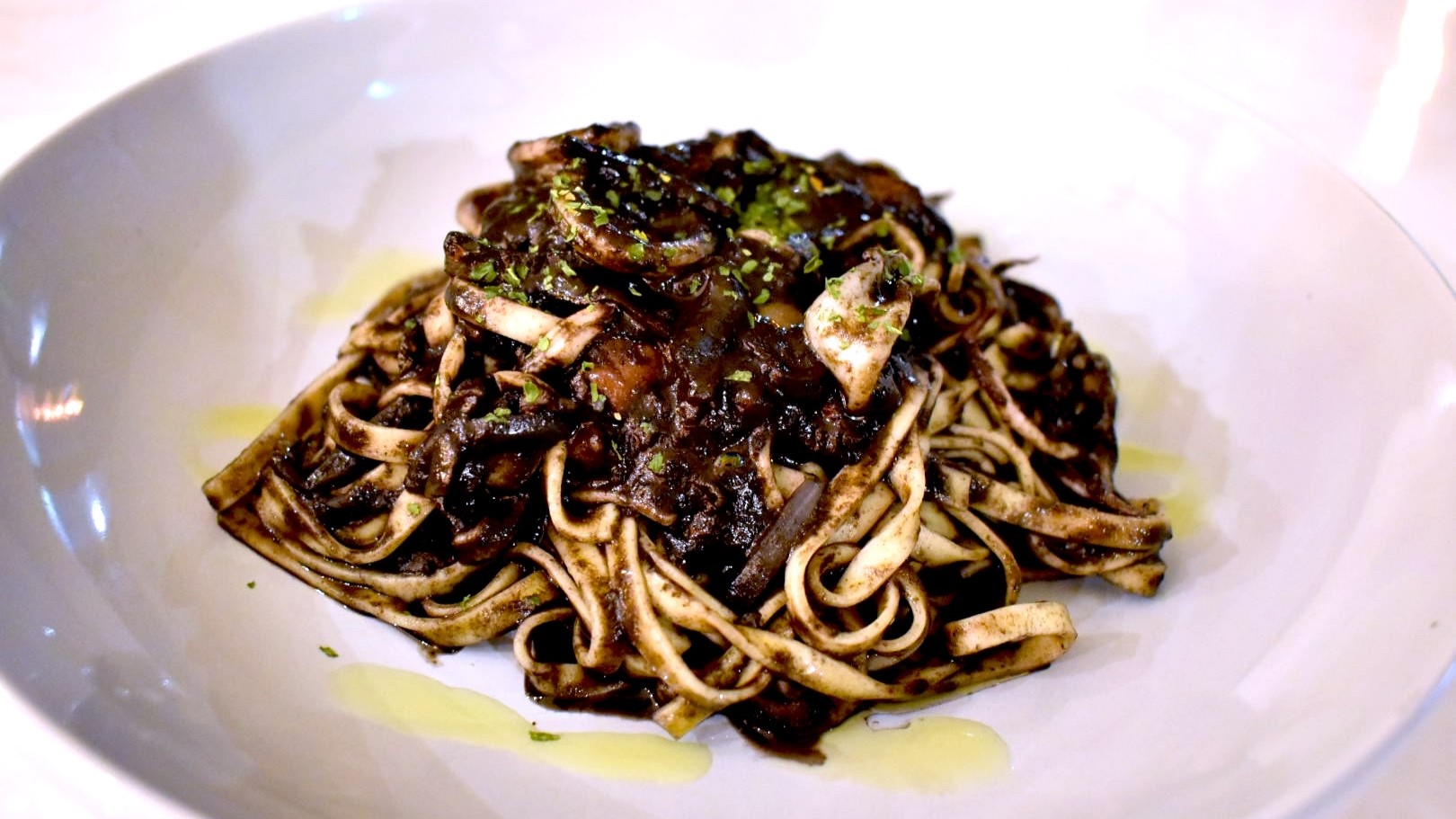 【ポンテヌオーヴォカフェ夕食】タリオリーニ　イカ墨のソース