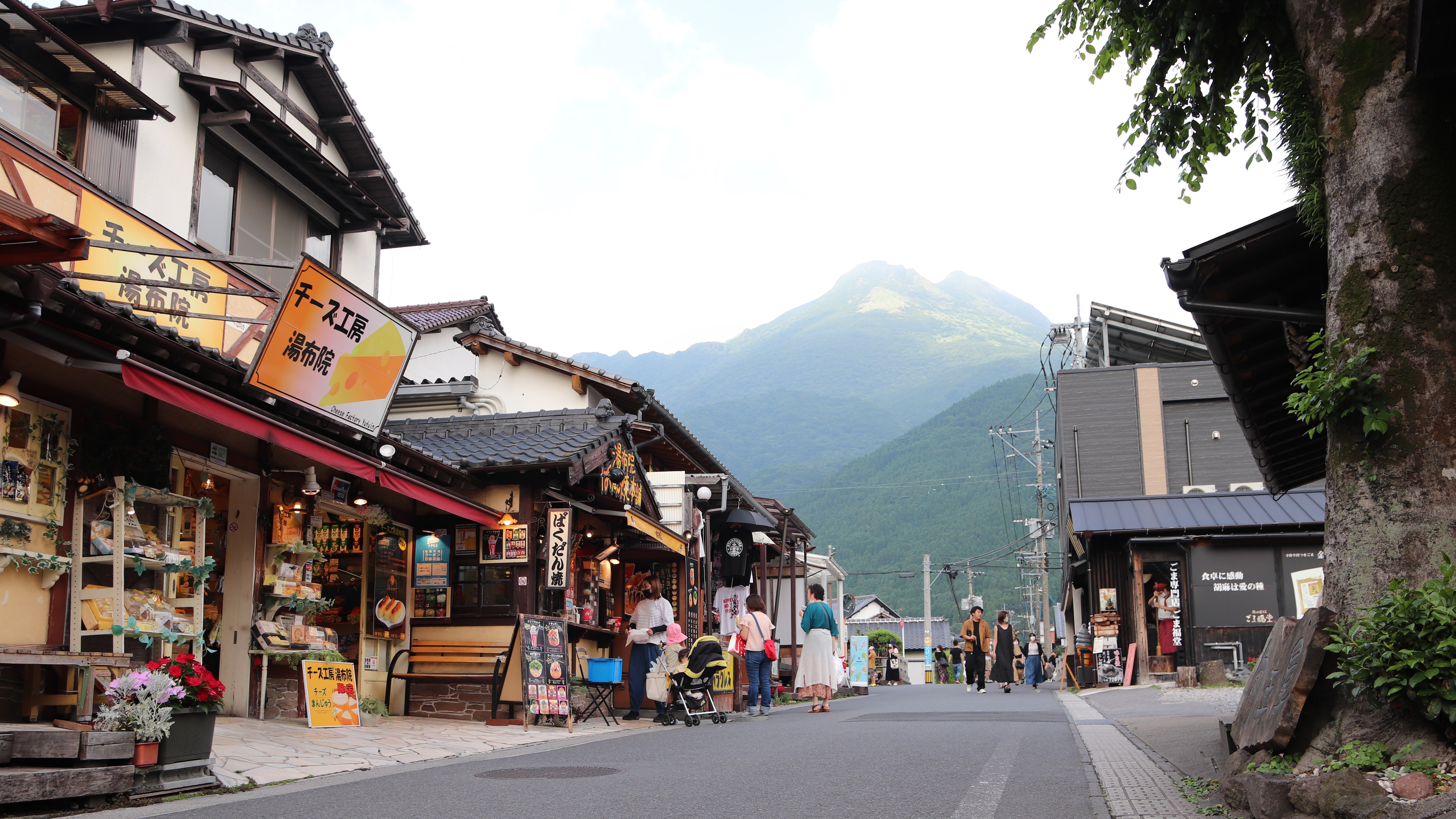 【周辺観光】湯の坪街道では食べ歩きと観光を楽しめます。