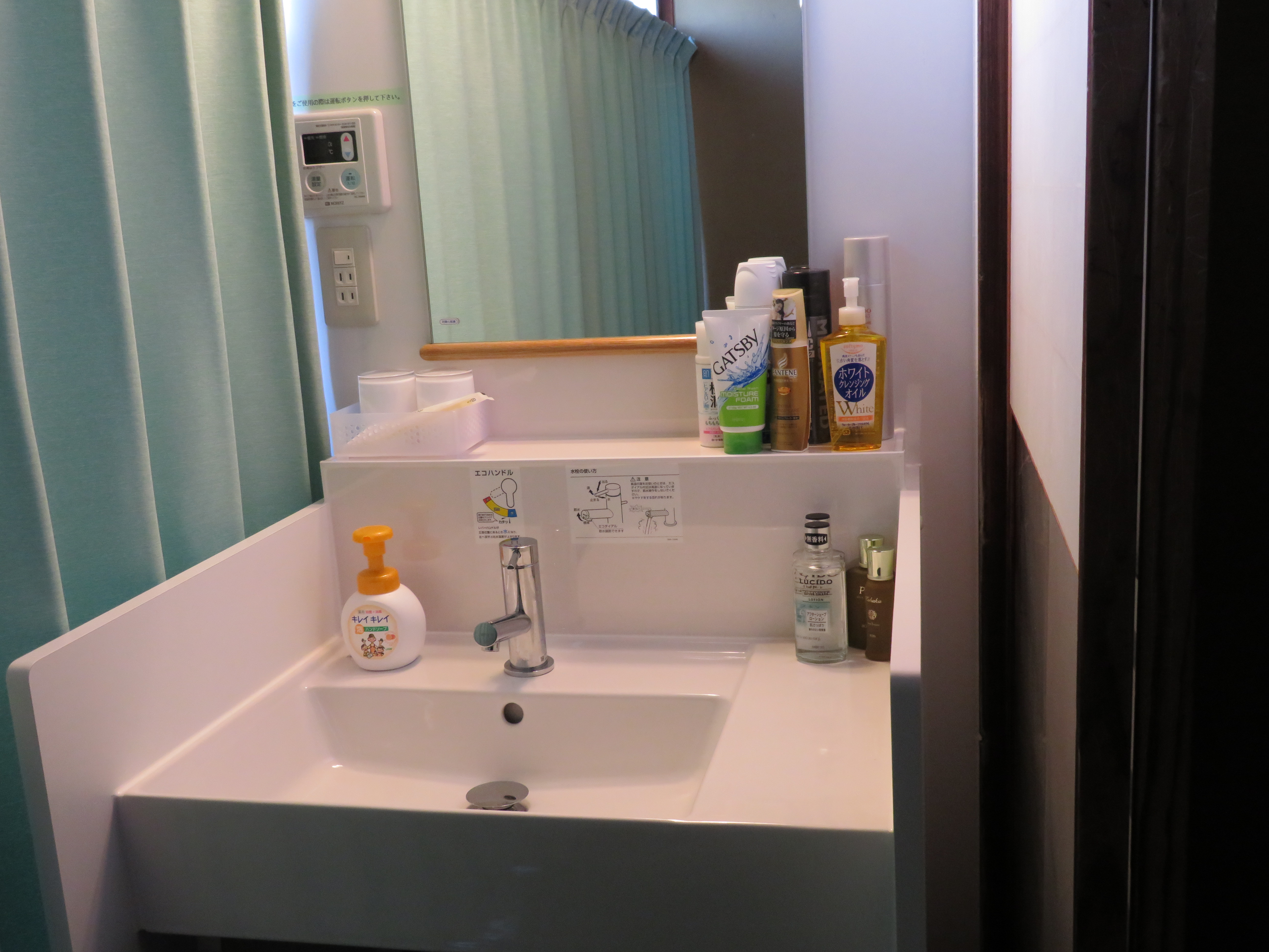 １階7.5畳の窓側にある洗面所