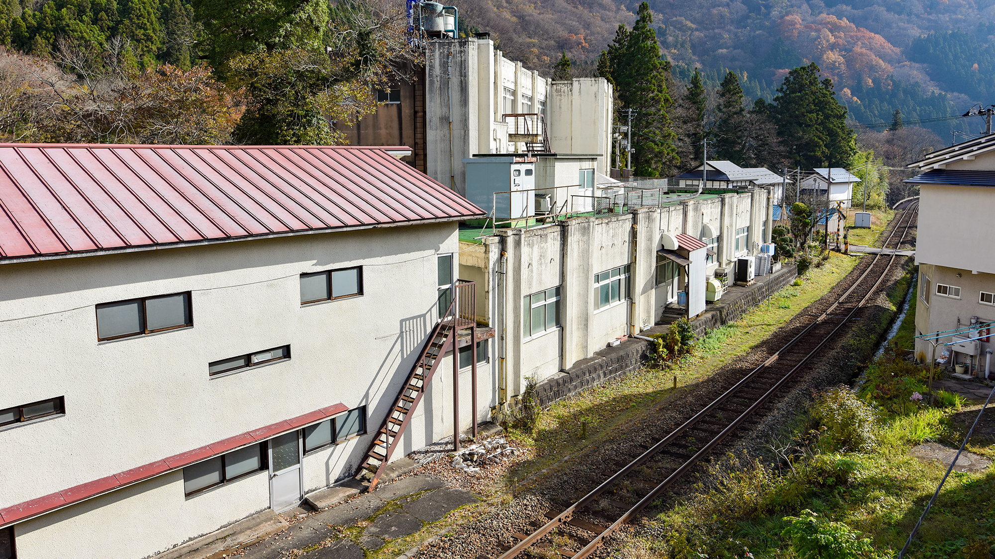 *客室からの眺め／お部屋のすぐ横を電車が通ります！