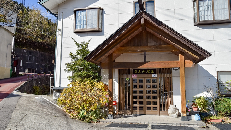 *外観／鉄道ファン必見！お部屋から会津鉄道が見られる温泉宿。