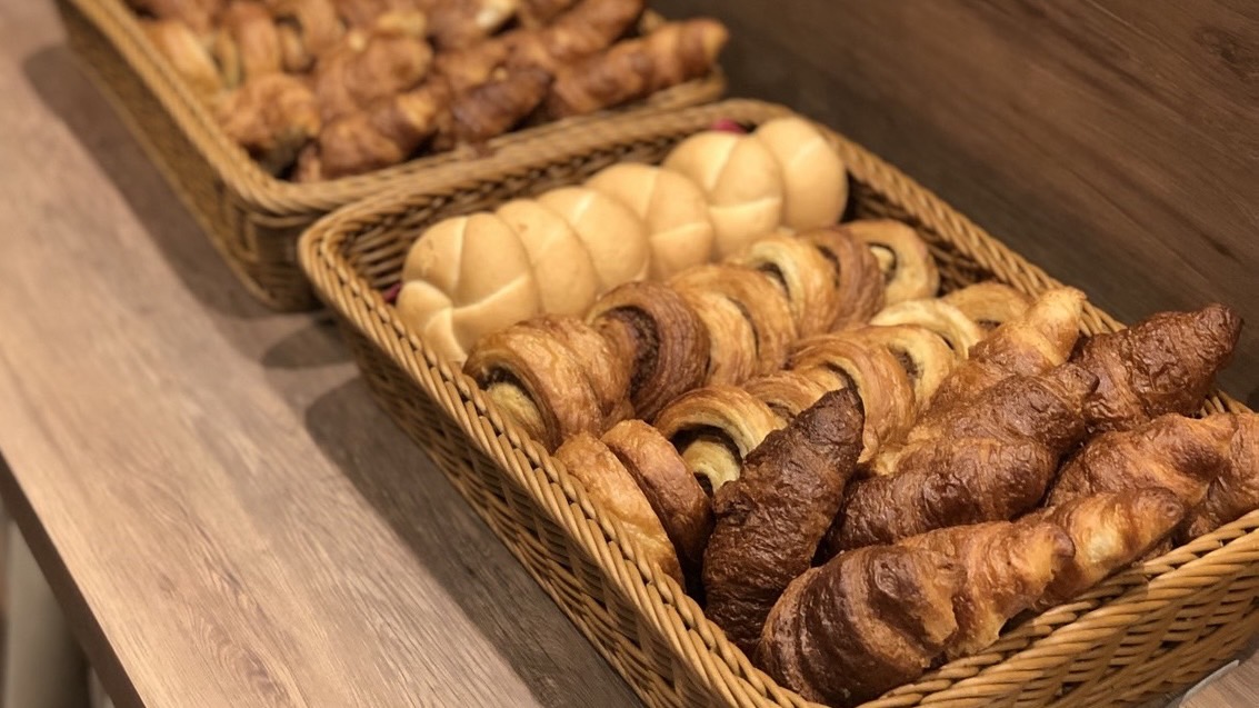 日替わりで焼きたてのパンをご提供しております。