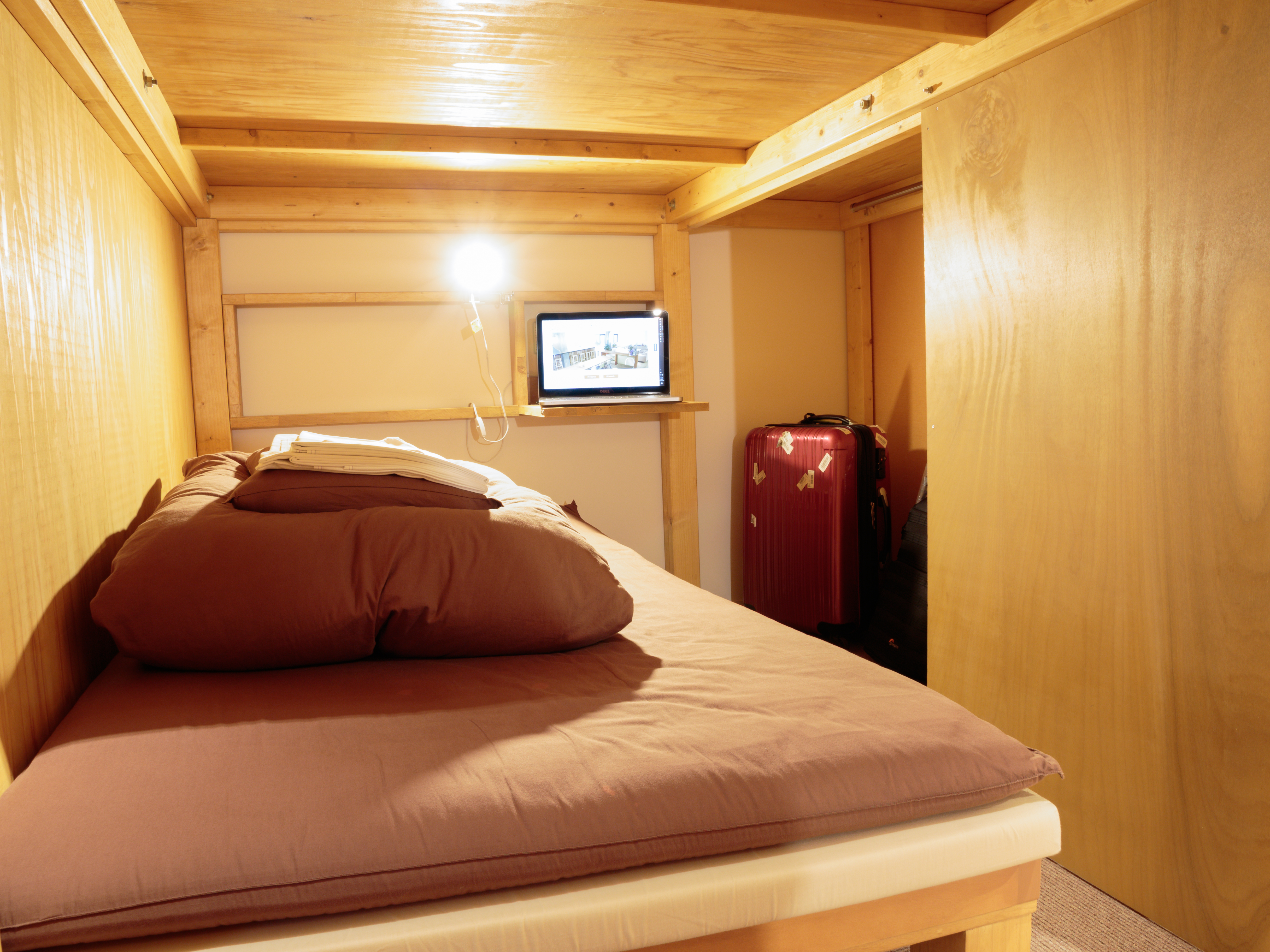 ドミトリー下段ベッド（傍にスーツケースを置けるゆとりの広さ）