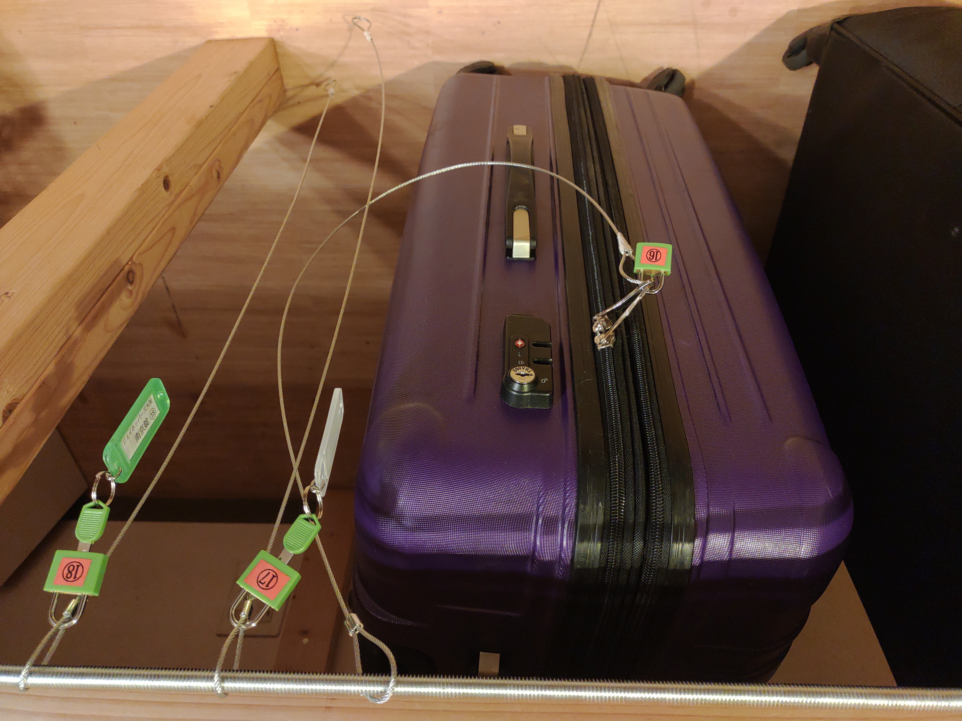 スーツケースは南京錠で防犯管理できます。