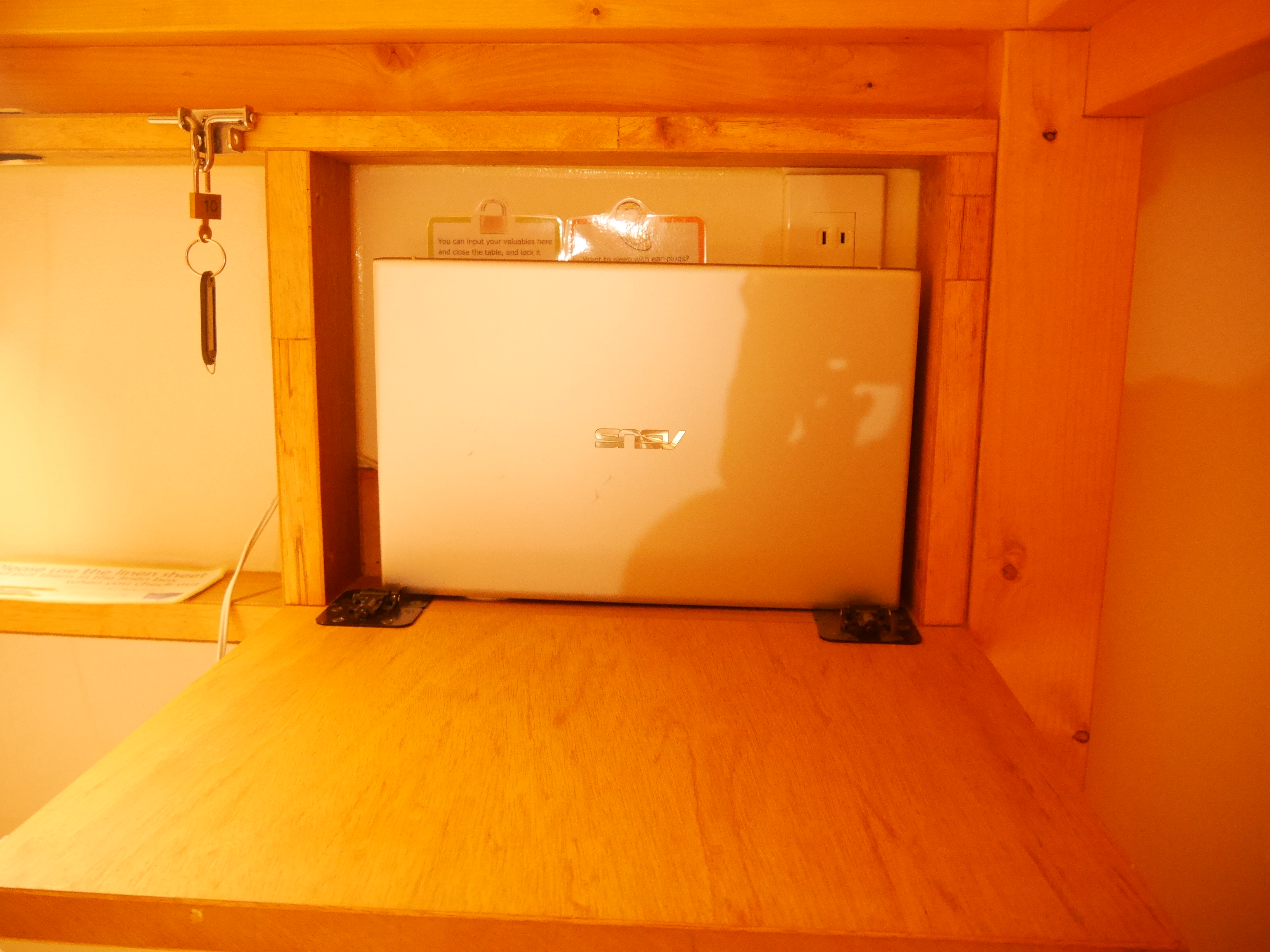 各ドミトリーのベッドには貴重品管理機能があります