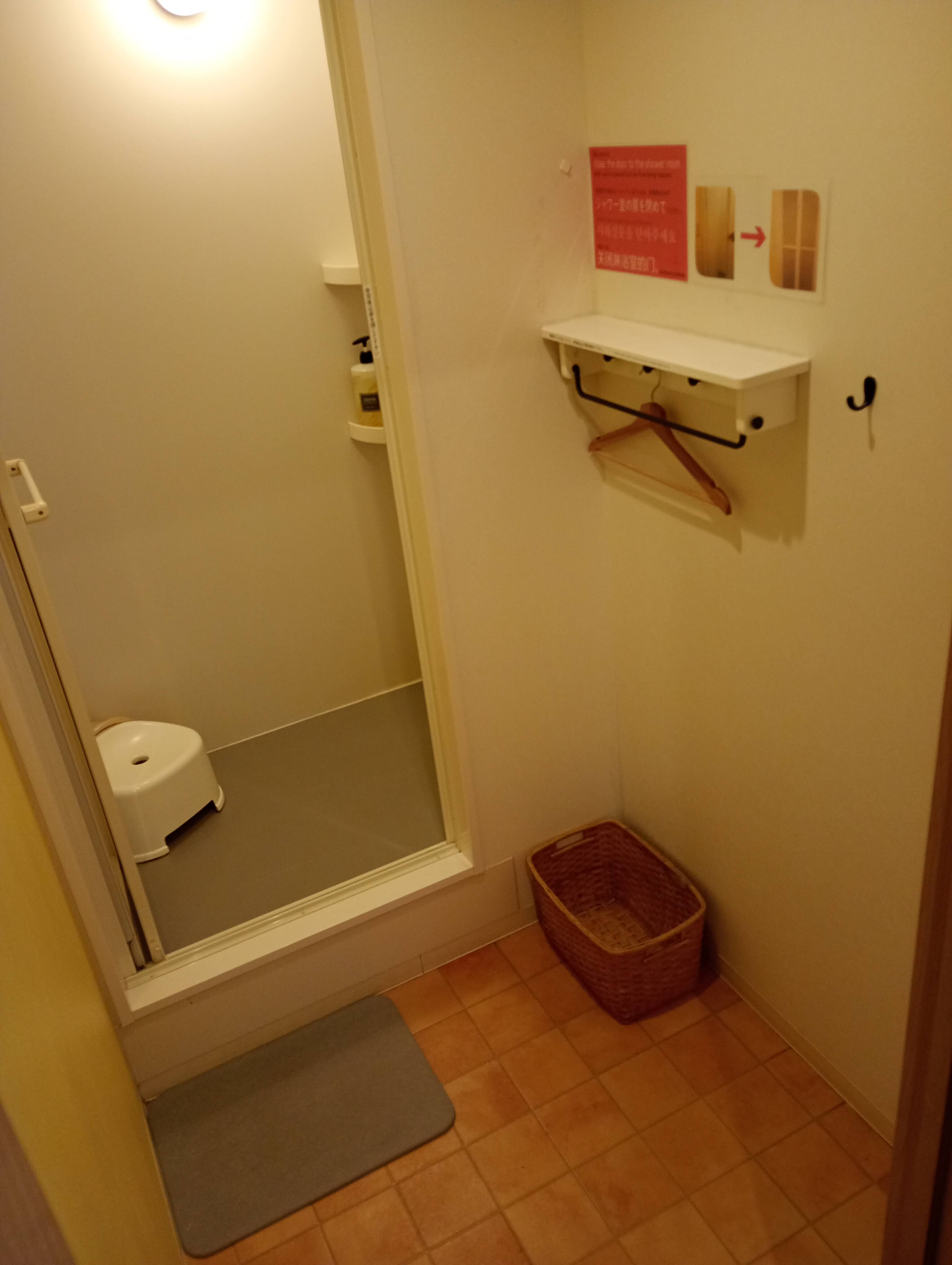 親子で入れる大き目のシャワールームがあります