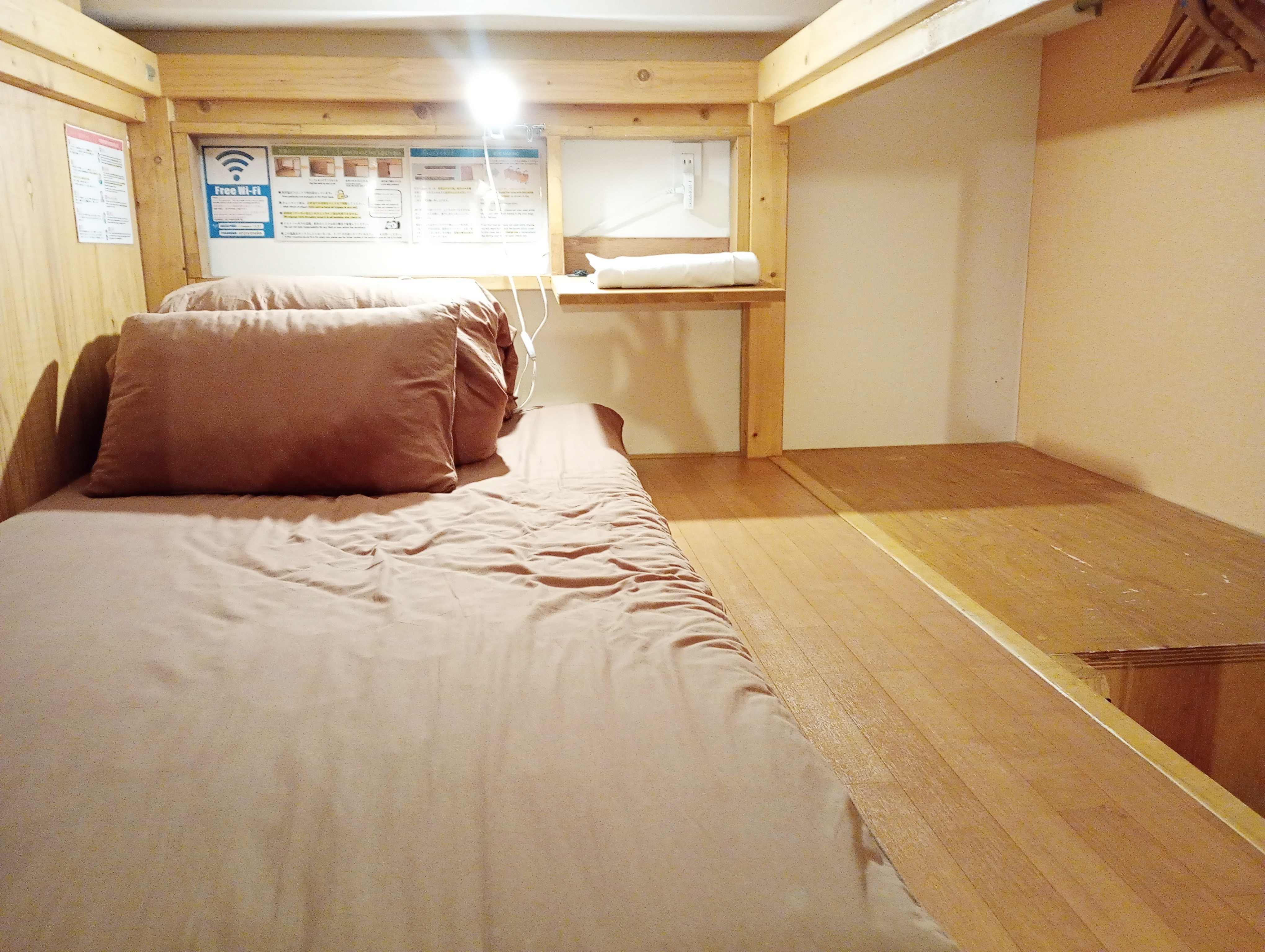 ドミトリー上段ベッド（布団横にスーツケースが置ける充分な広さがあります）