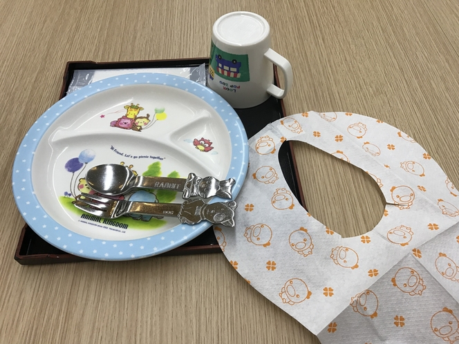 お子様の食器と紙エプロン