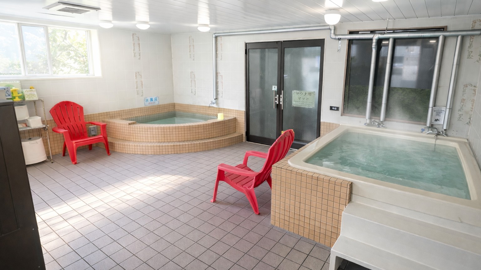 ご利用時間は午後3時から午後10時45分までと、翌朝午前6時から午前9時30分まで。