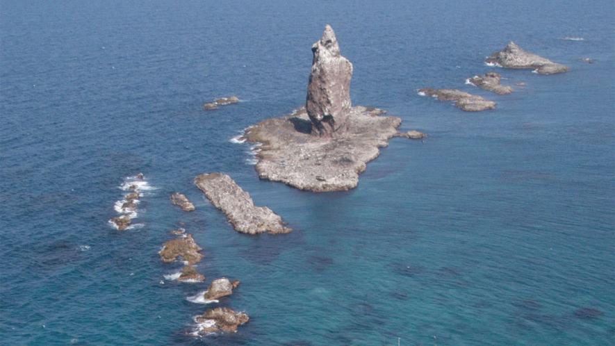・神威岬の先端には神威岬灯台と「神威岩」