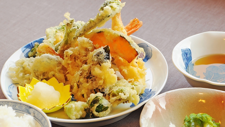 【夕食の一例】春の山菜「タラの芽・こごみ・ユキノシタ」の天婦羅
