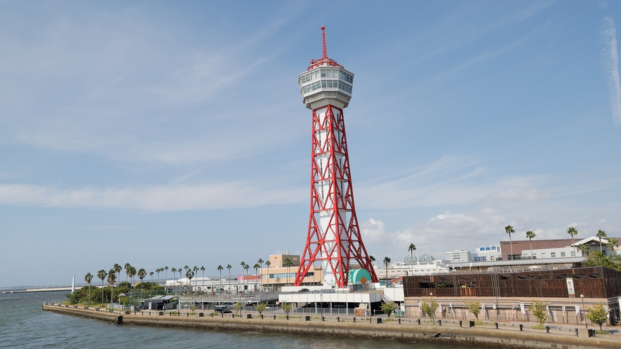 博多ポートタワー：博多港のシンボル。70mの高さから360度のパノラマが広がる。