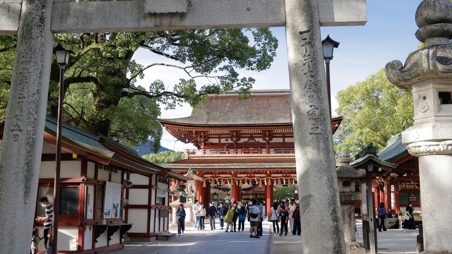 太宰府天満宮：菅原道真を祀り学問・文化芸術・厄除けの神様として崇敬を集める。