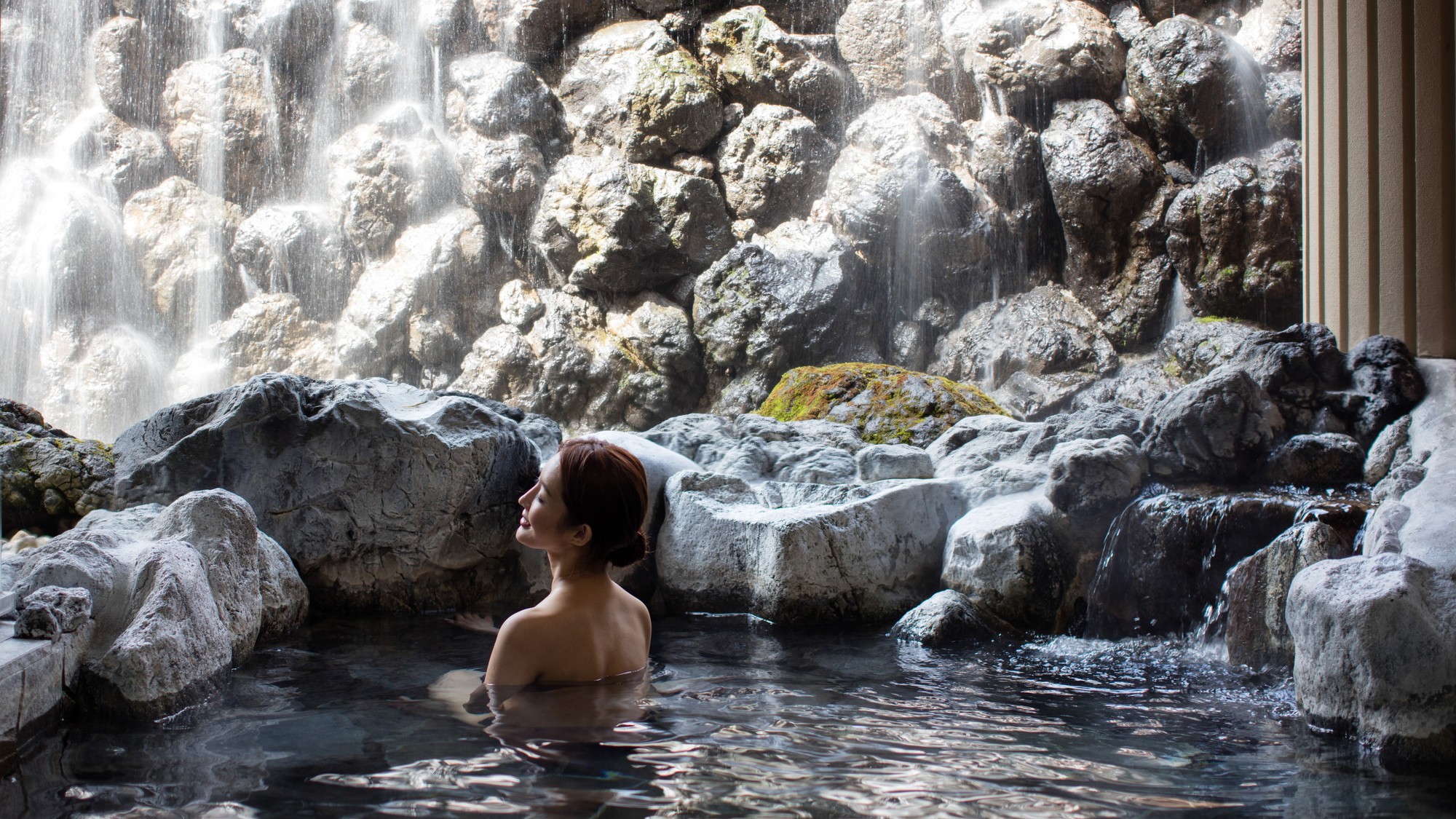 白糸の滝をイメージした心休まる大浴場と、満天の星空が広がる露天風呂です。
