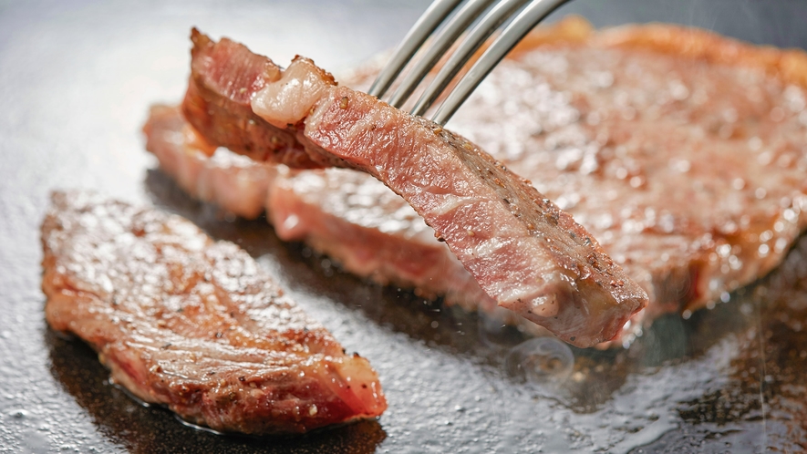夕食_ステーキ※イメージ※ステーキは調味牛脂を注入した加工肉です。