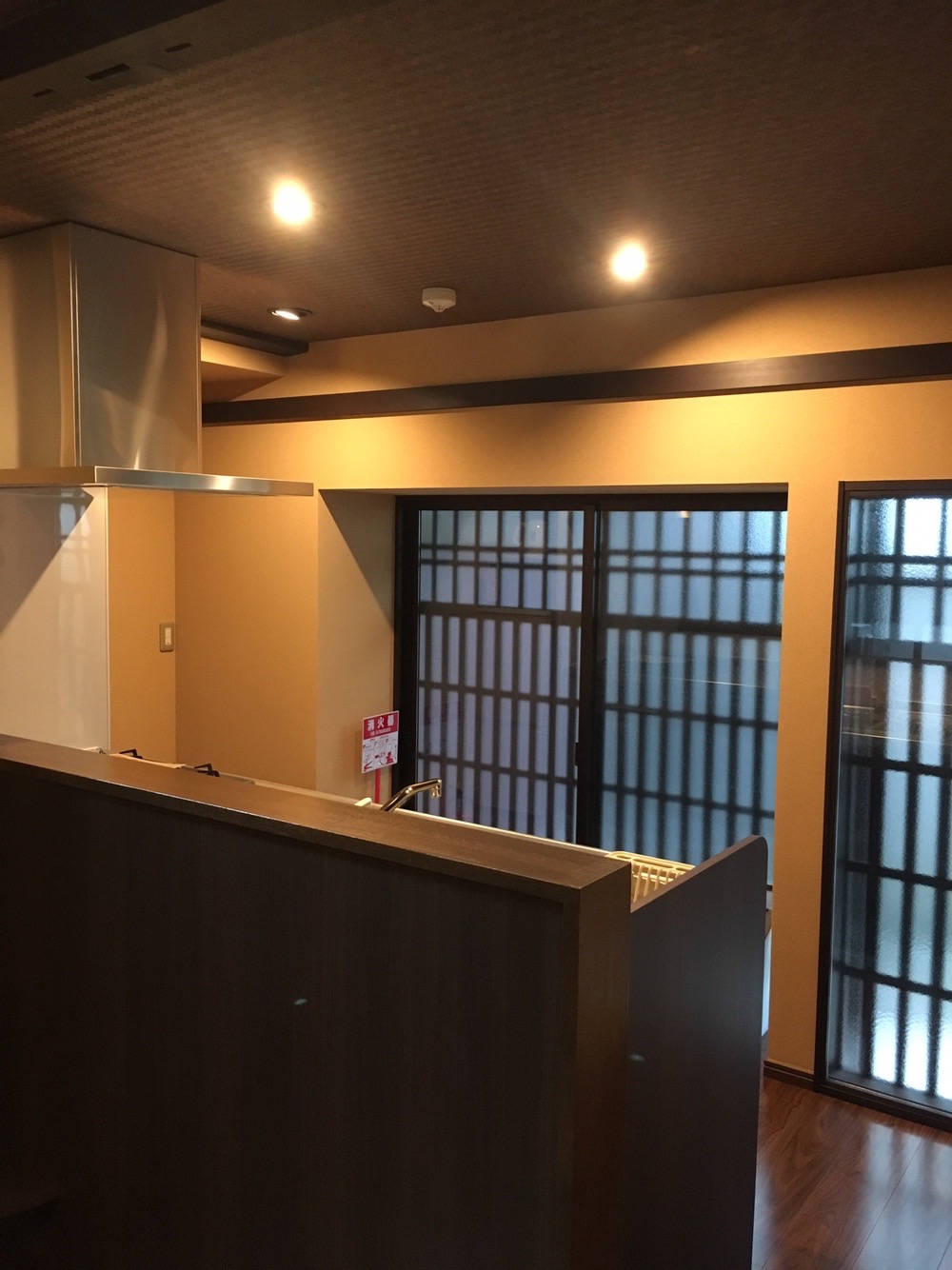 キッチンの後ろには大きな窓