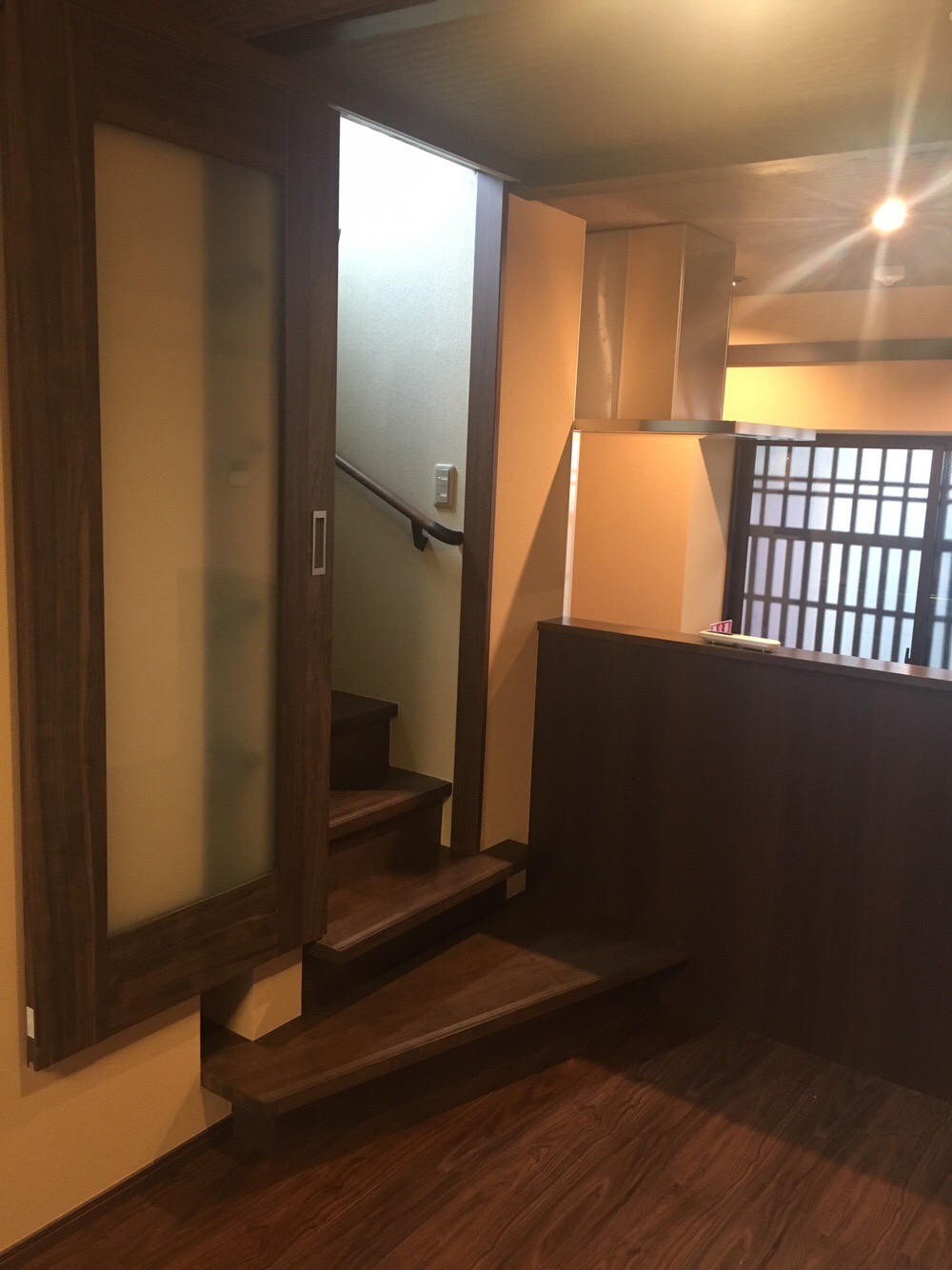 二階へ繋ぐ階段扉